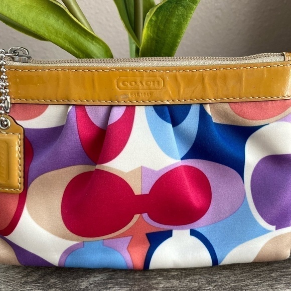 Women coach wristlet - Picture 6 of 12